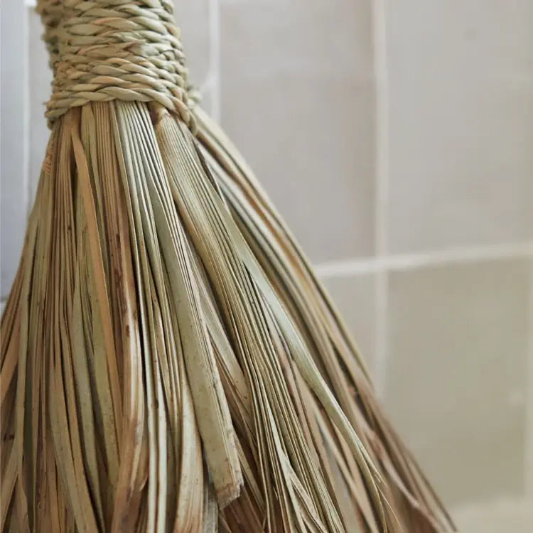 Escoba decorativa de palma – 25 cm 🌾✨