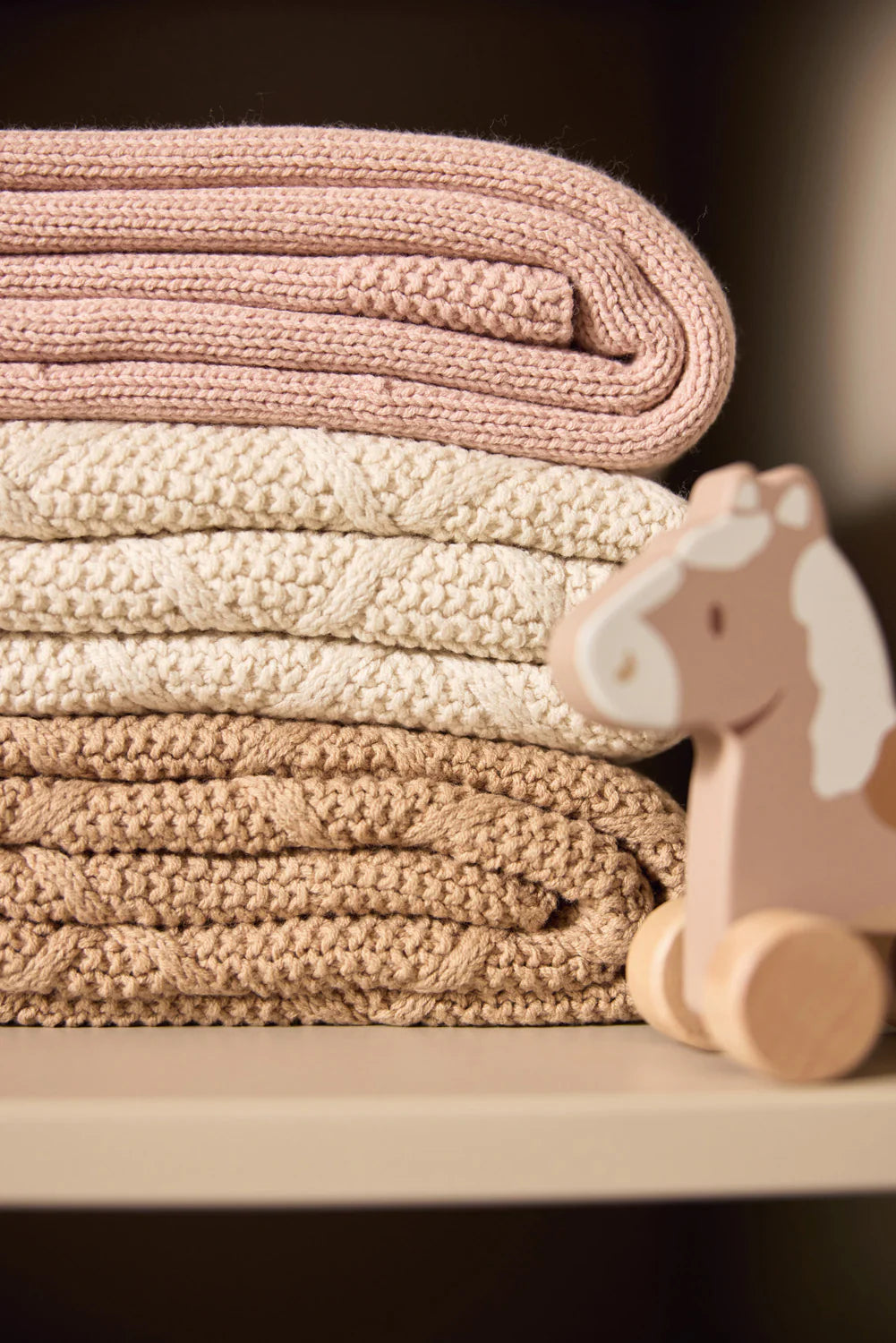 Caballo de Madera sobre Ruedas – Paseo Nostálgico 🐴🤍