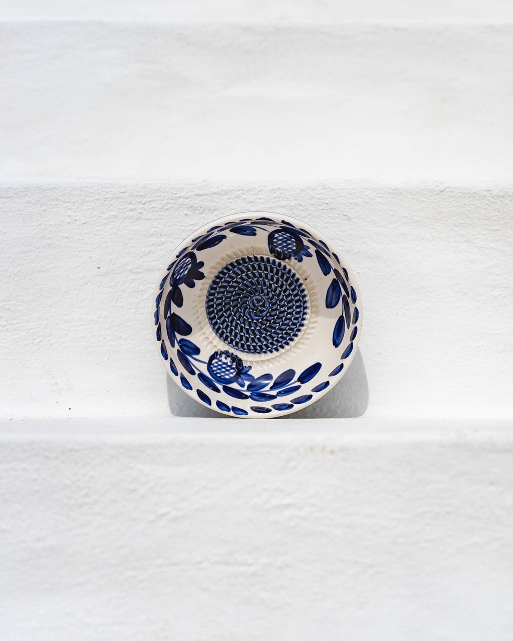 Plato Rallador de Cerámica Artesanal Nerja Pomodoro – 15 cm 🍅🌿