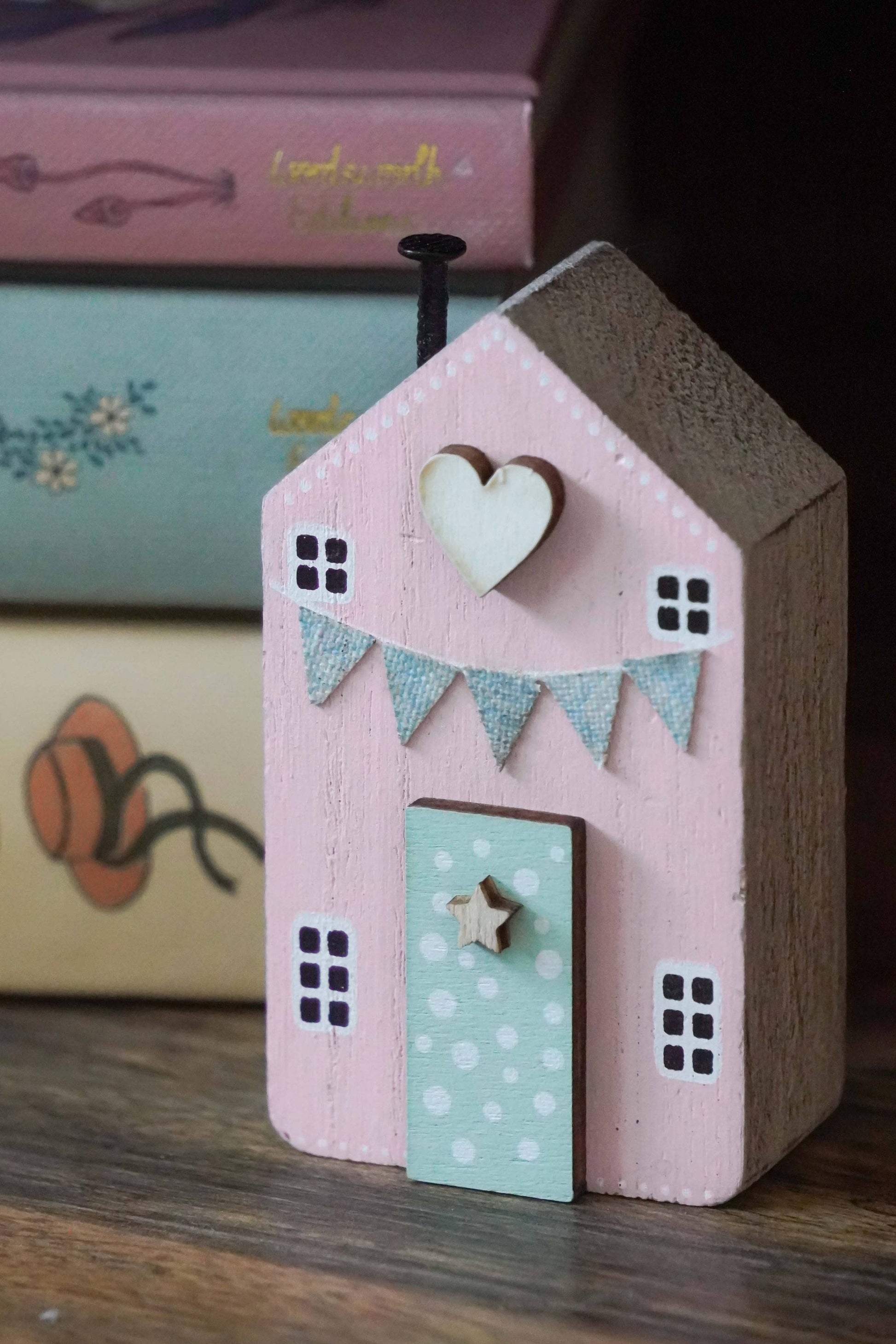 Casa de madera rosa con lunares 🏡🌸