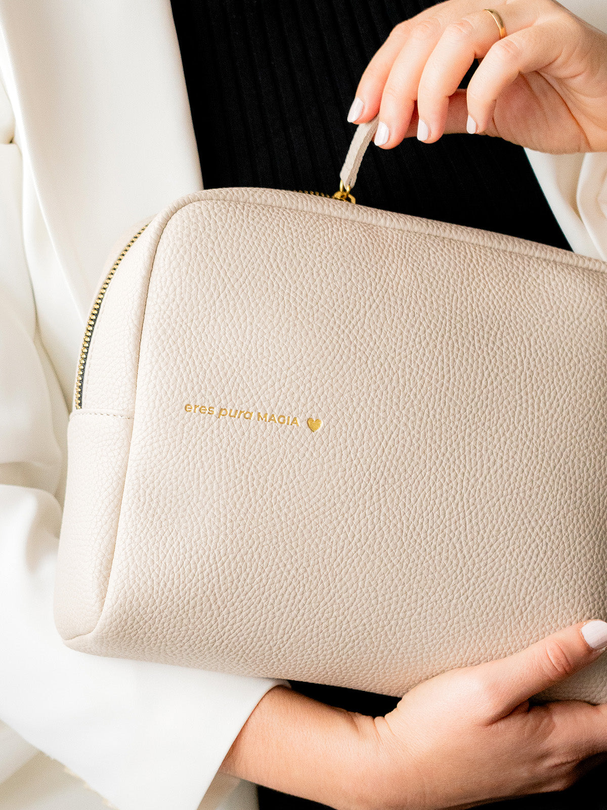 Bolso Portatodo – Eres pura magia ✨🤍 (Greige)