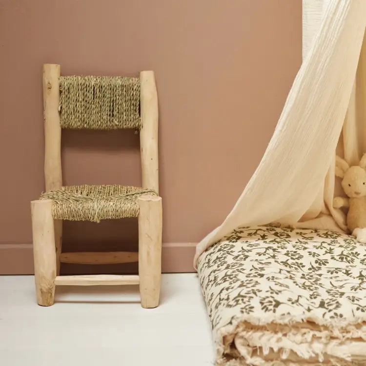 Silla infantil artesanal – Madera de laurel y palma 🌿🪑