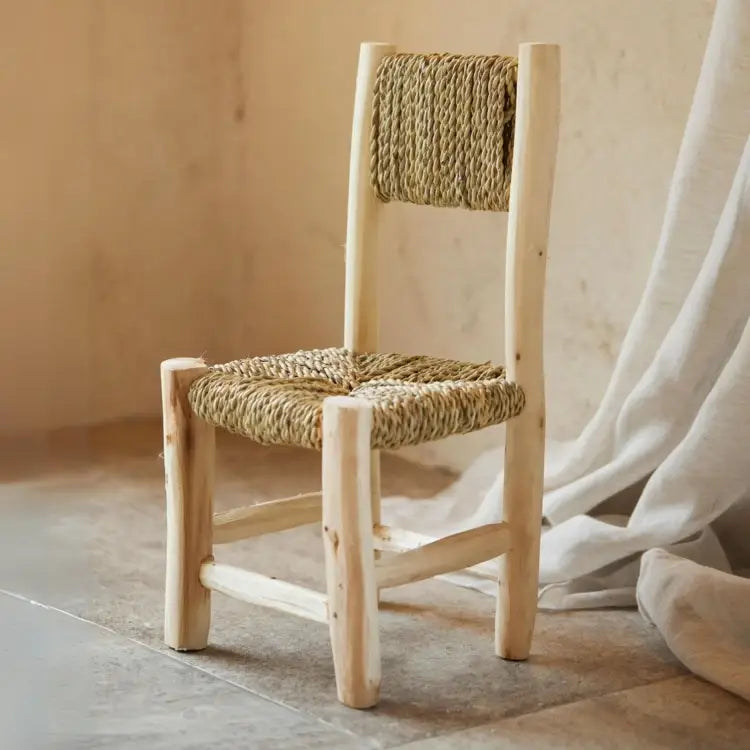 Silla infantil artesanal – Madera de laurel y palma 🌿🪑