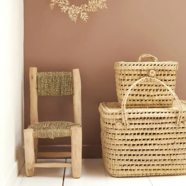 Silla infantil artesanal – Madera de laurel y palma 🌿🪑