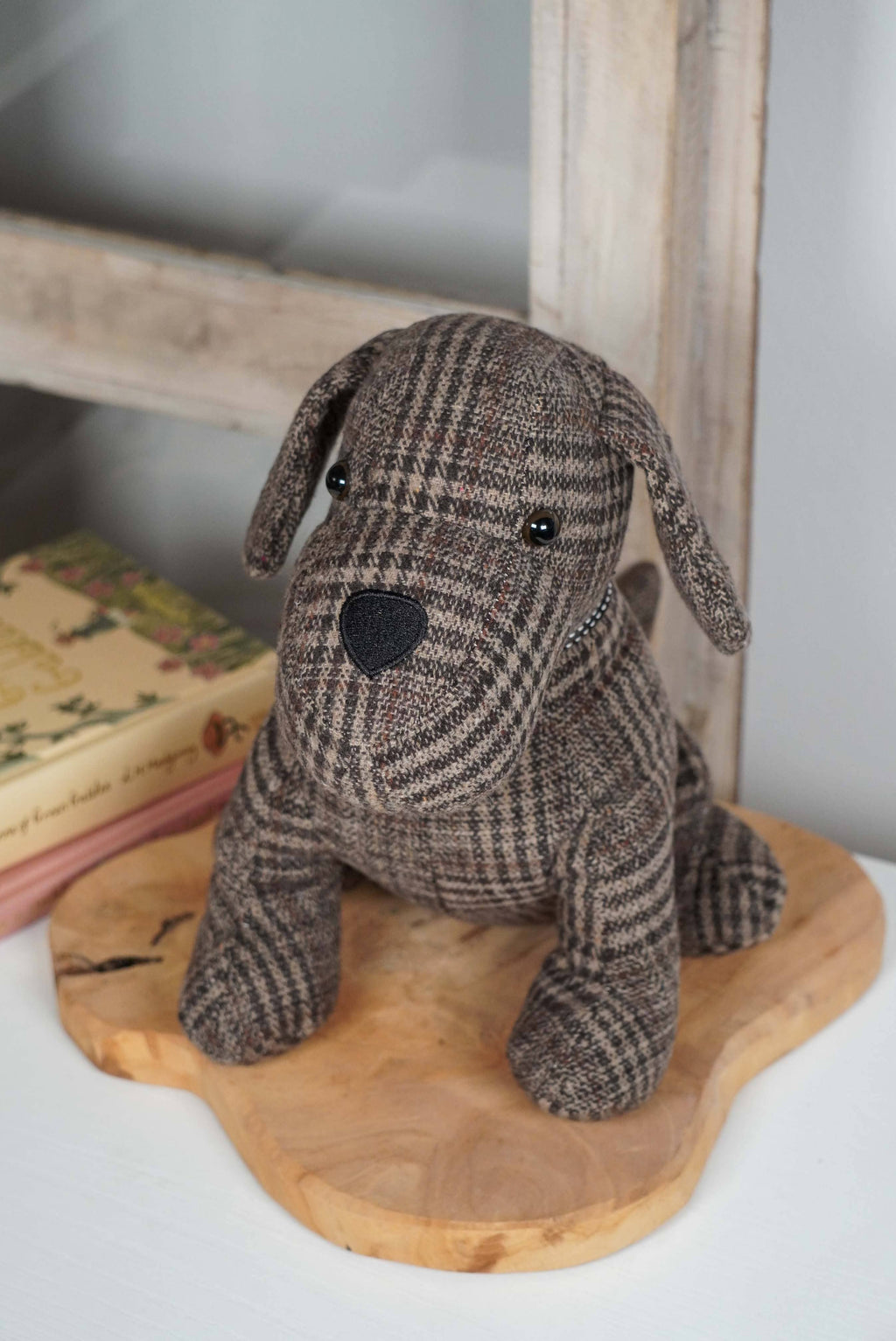 Tope de puerta – Perrito de cuadros marrón 🐾🏡