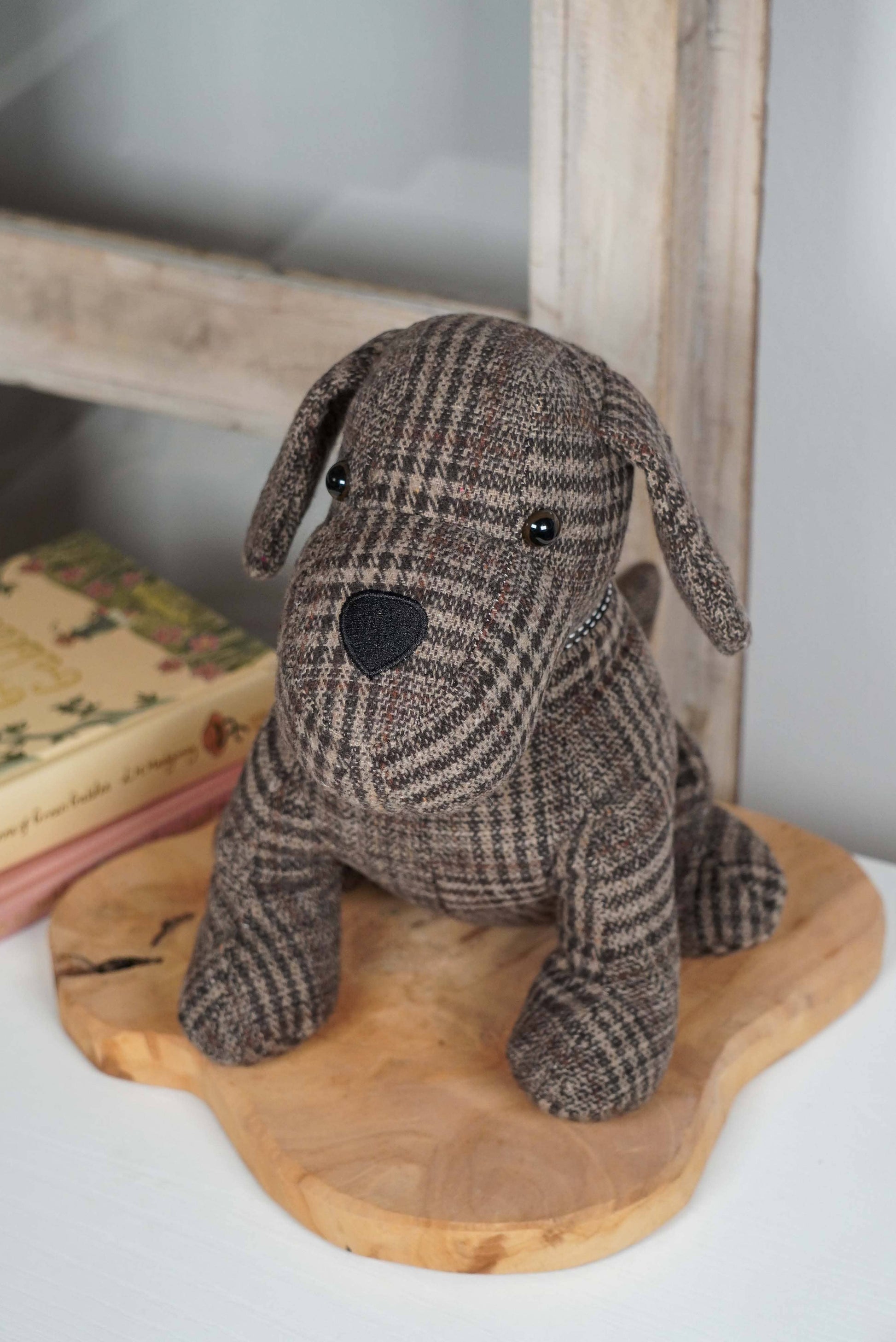 Tope de puerta – Perrito de cuadros marrón 🐾🏡