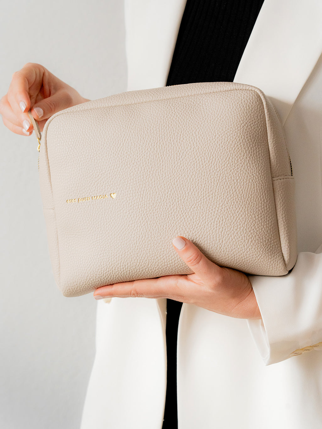 Bolso Portatodo – Eres pura magia ✨🤍 (Greige)