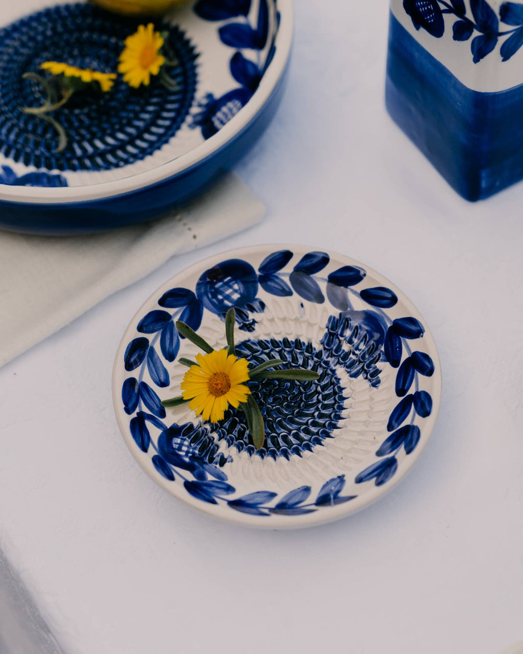 Plato Rallador de Cerámica Artesanal Nerja Azul – 12,5 cm 💙✨