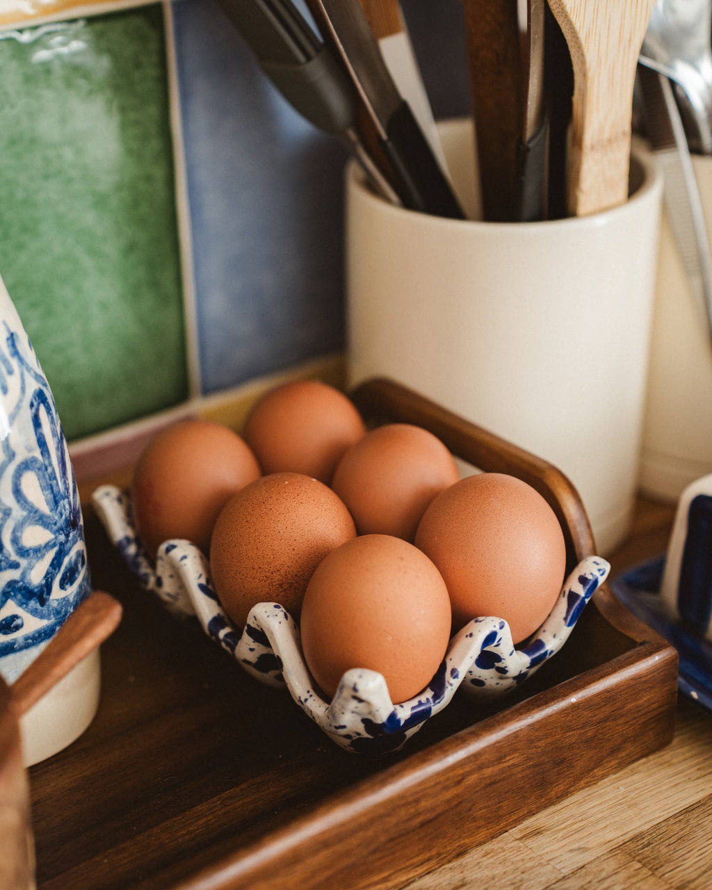 Huevera de Cerámica Artesanal Persia Azul – 6 Huevos 💙🥚