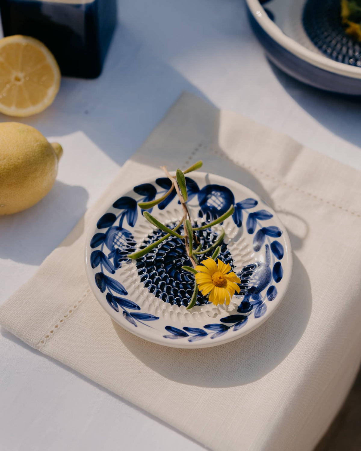 Plato Rallador de Cerámica Artesanal Nerja Azul – 12,5 cm 💙✨