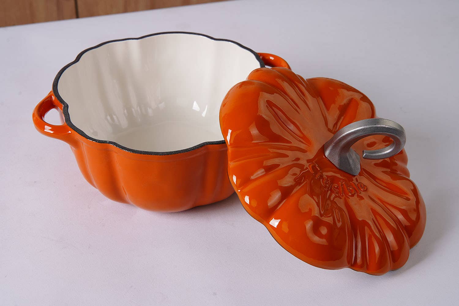 Olla Cocotte Calabaza – Hierro Fundido Esmaltado Naranja 🎃🍂
