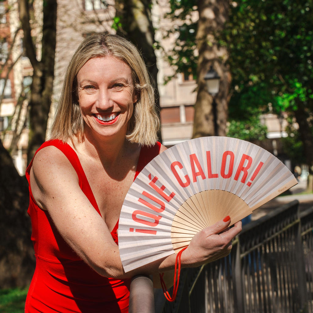 Abanico “Qué calor” – Beige con rojo 🌡️🔥