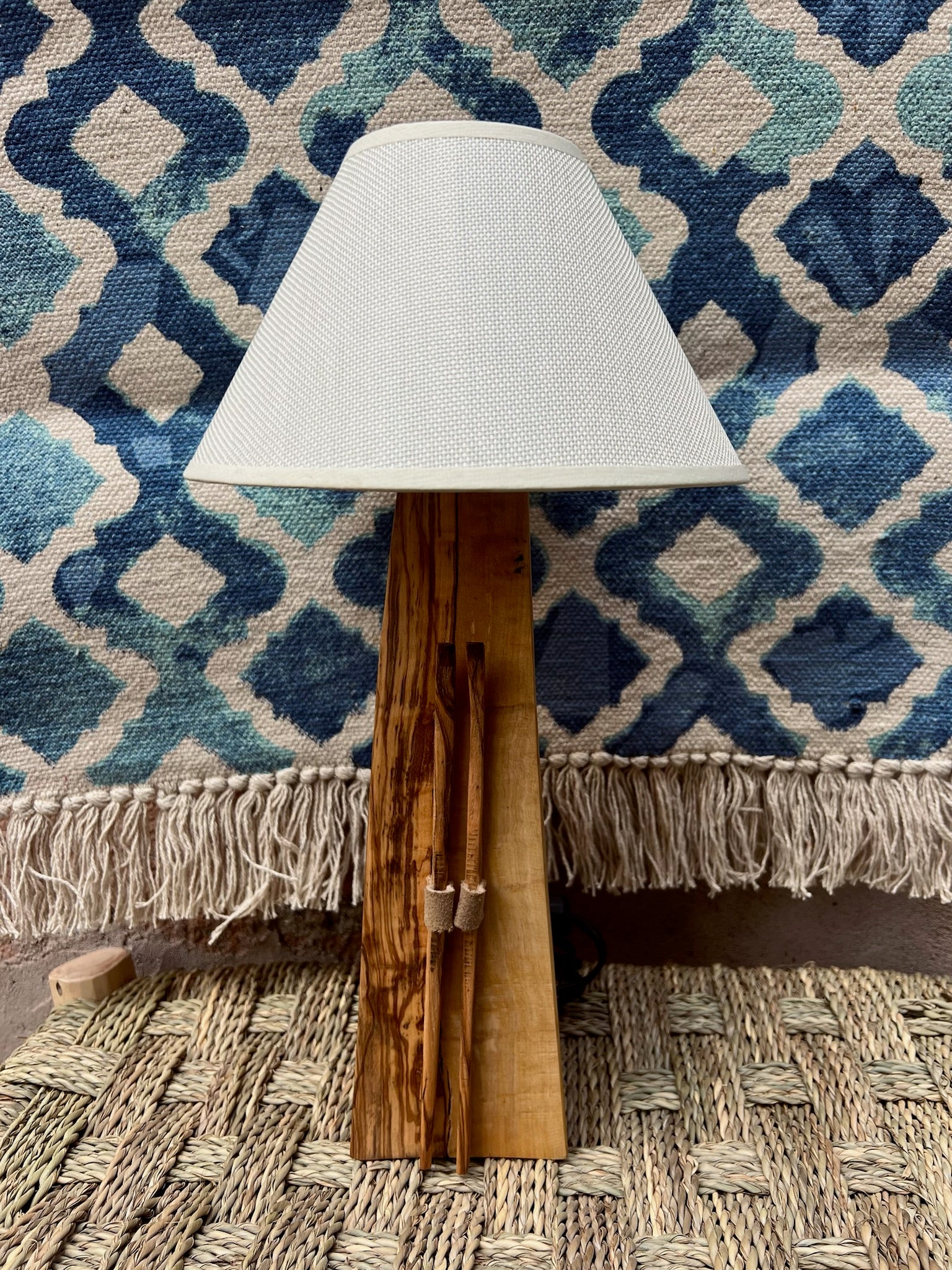 Lámpara de Madera de Olivo con Esquís Decorativos