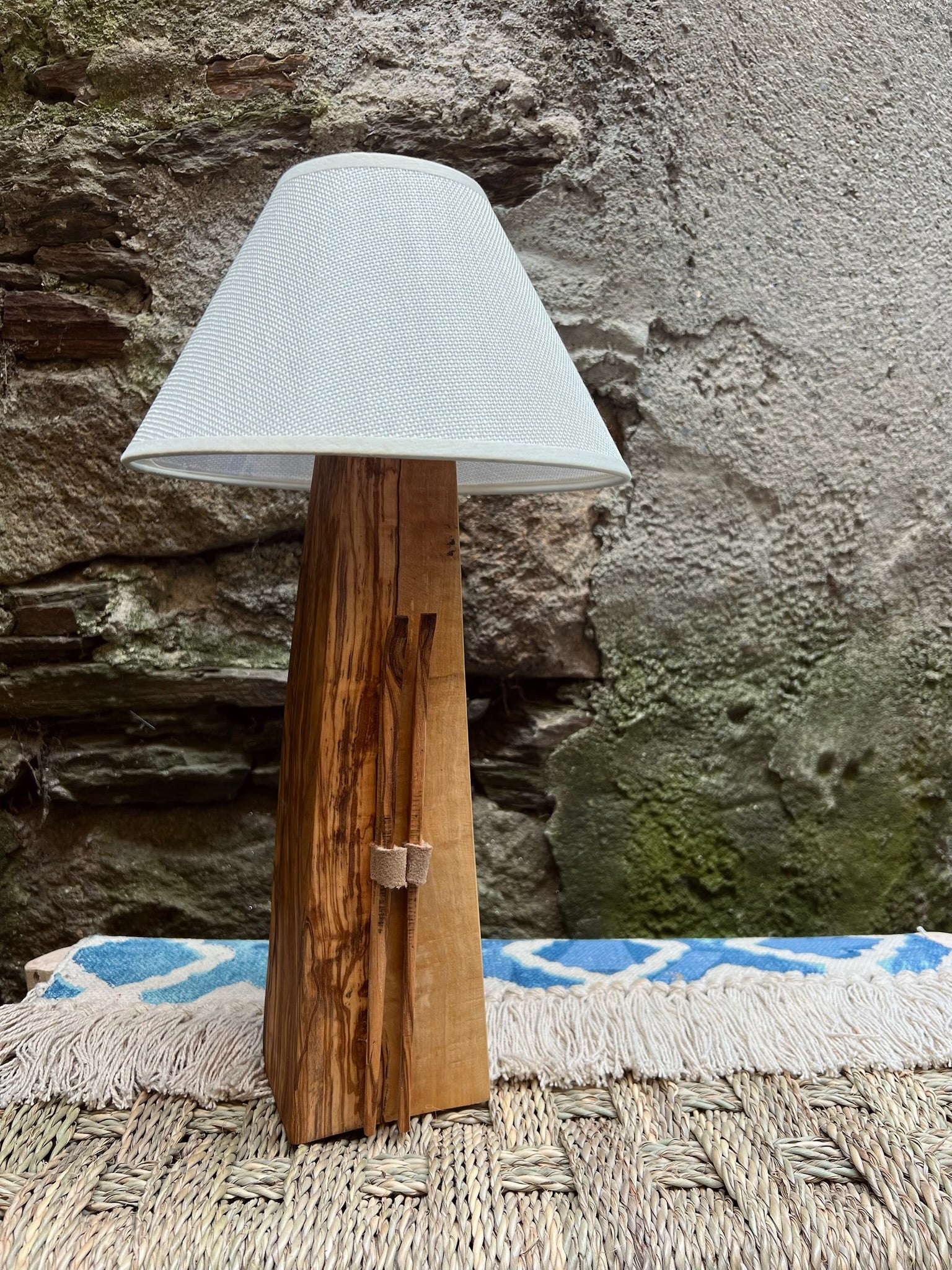 Lámpara de Madera de Olivo con Esquís Decorativos