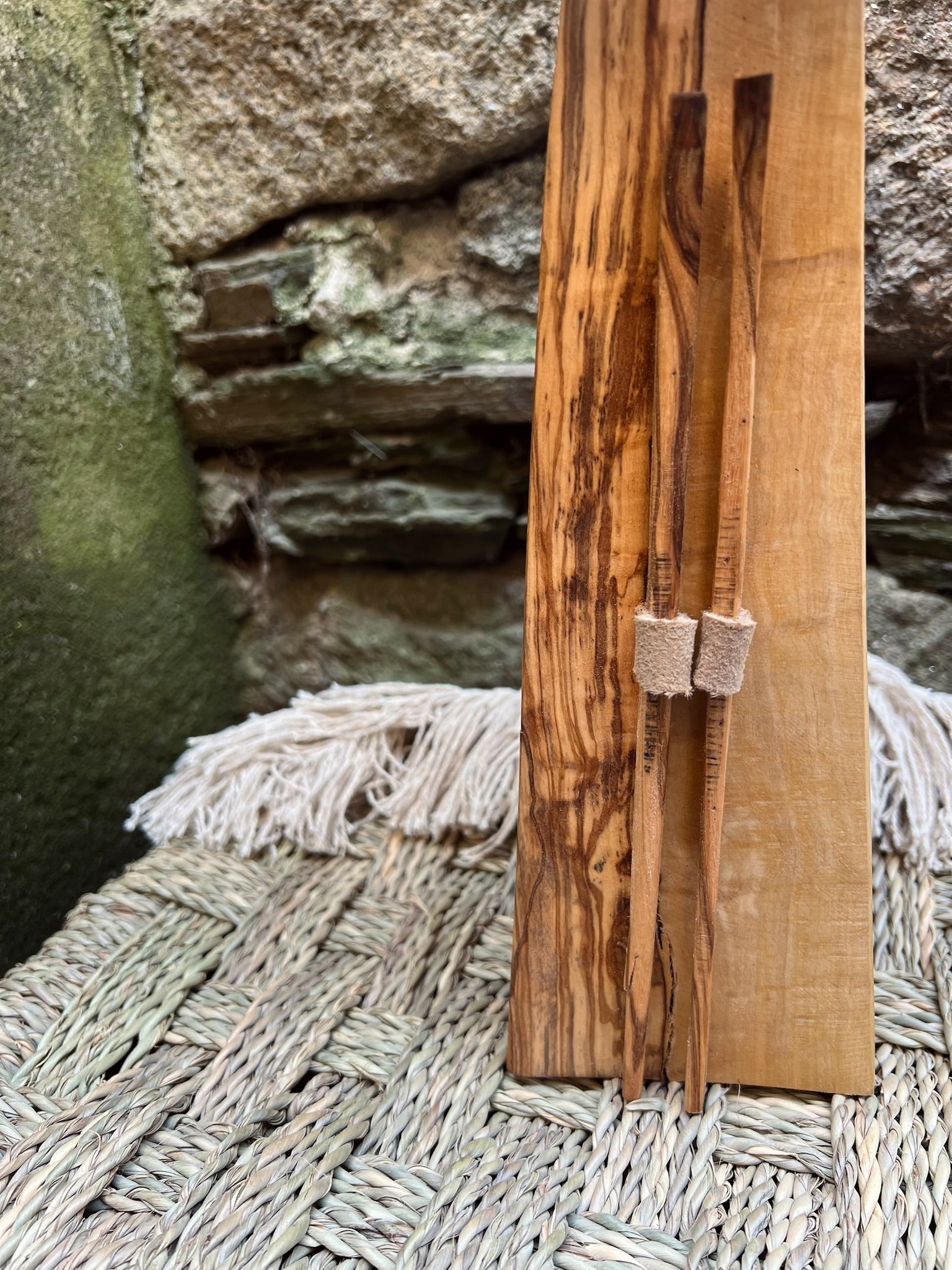 Lámpara de Madera de Olivo con Esquís Decorativos