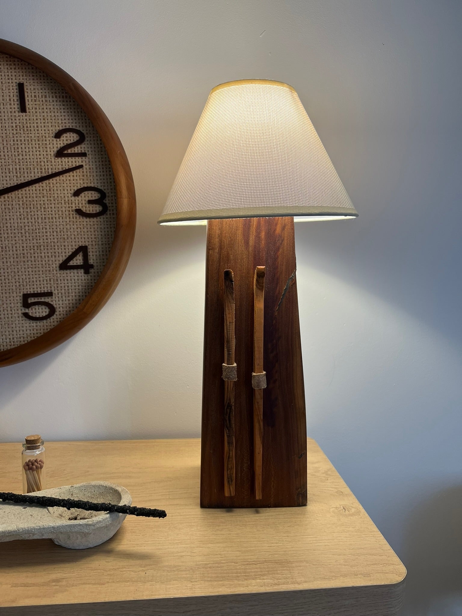 Eth Clar de Net  Làmpara madera almendro con skis