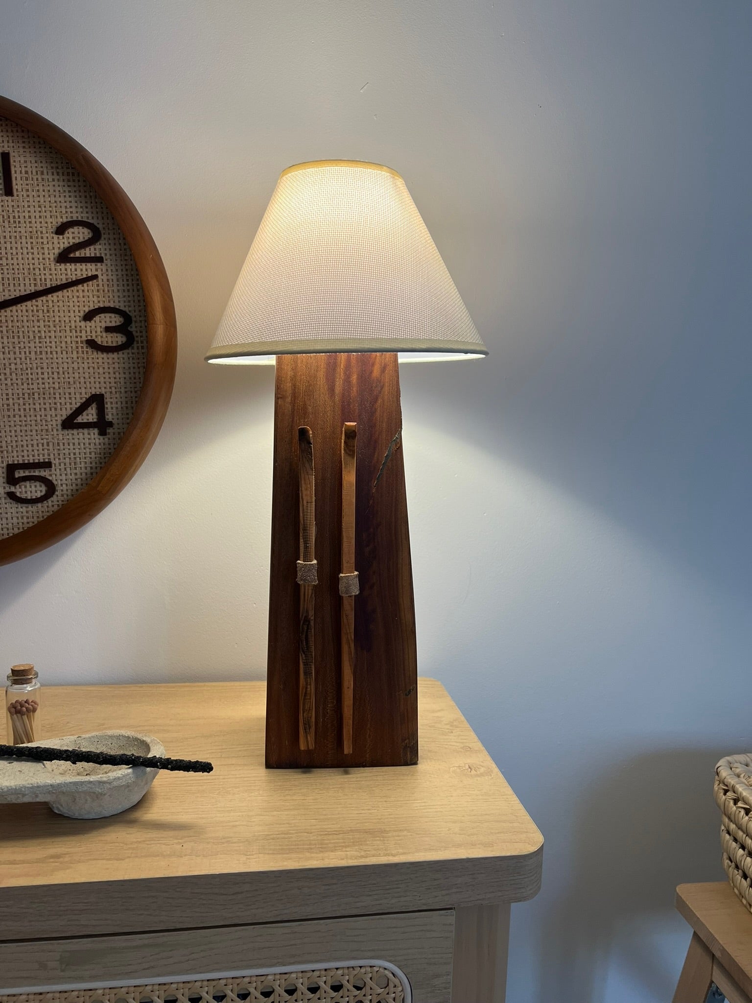 Eth Clar de Net  Làmpara madera almendro con skis