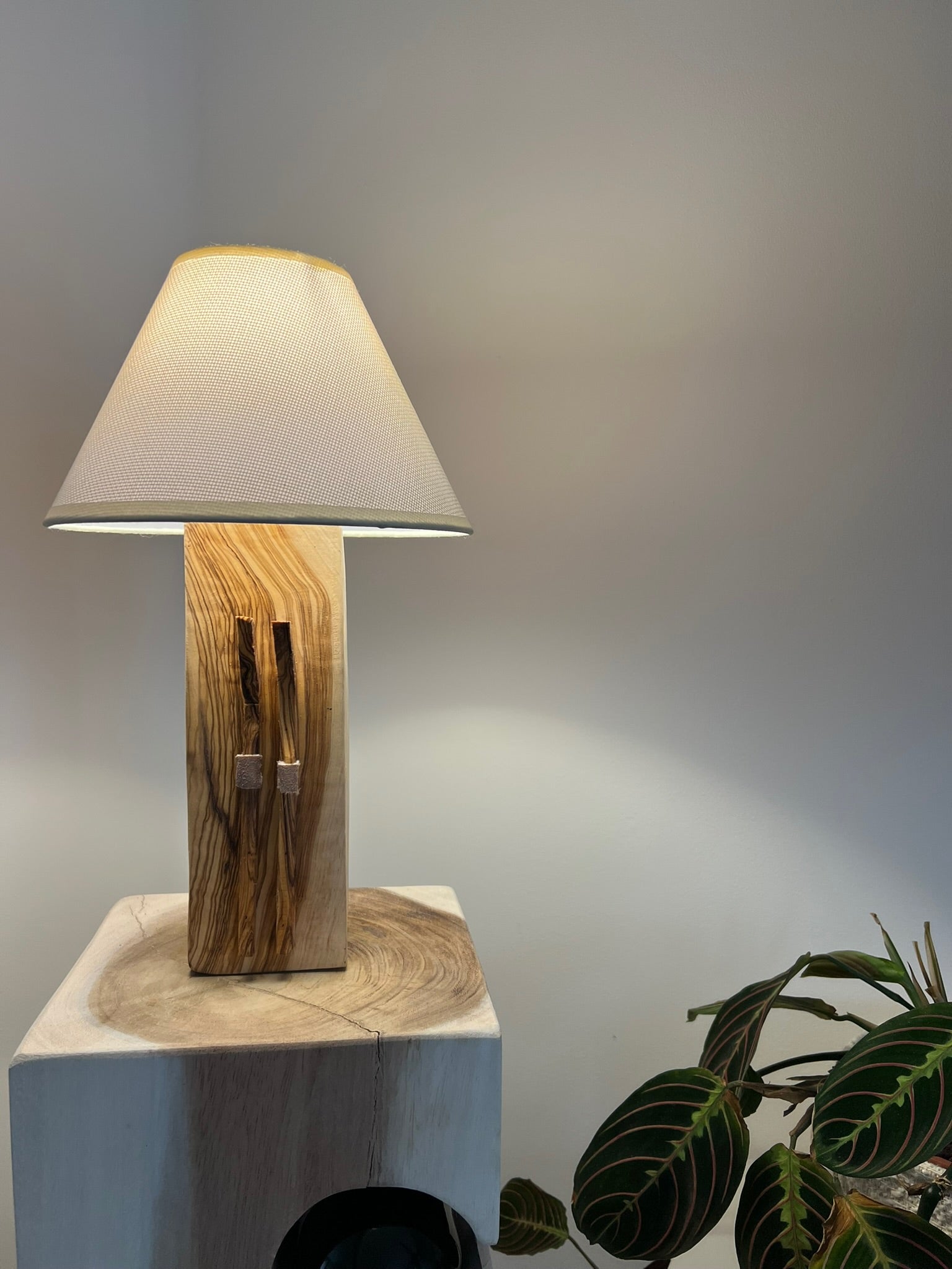 Lámpara de Madera de Olivo con Esquís Decorativos