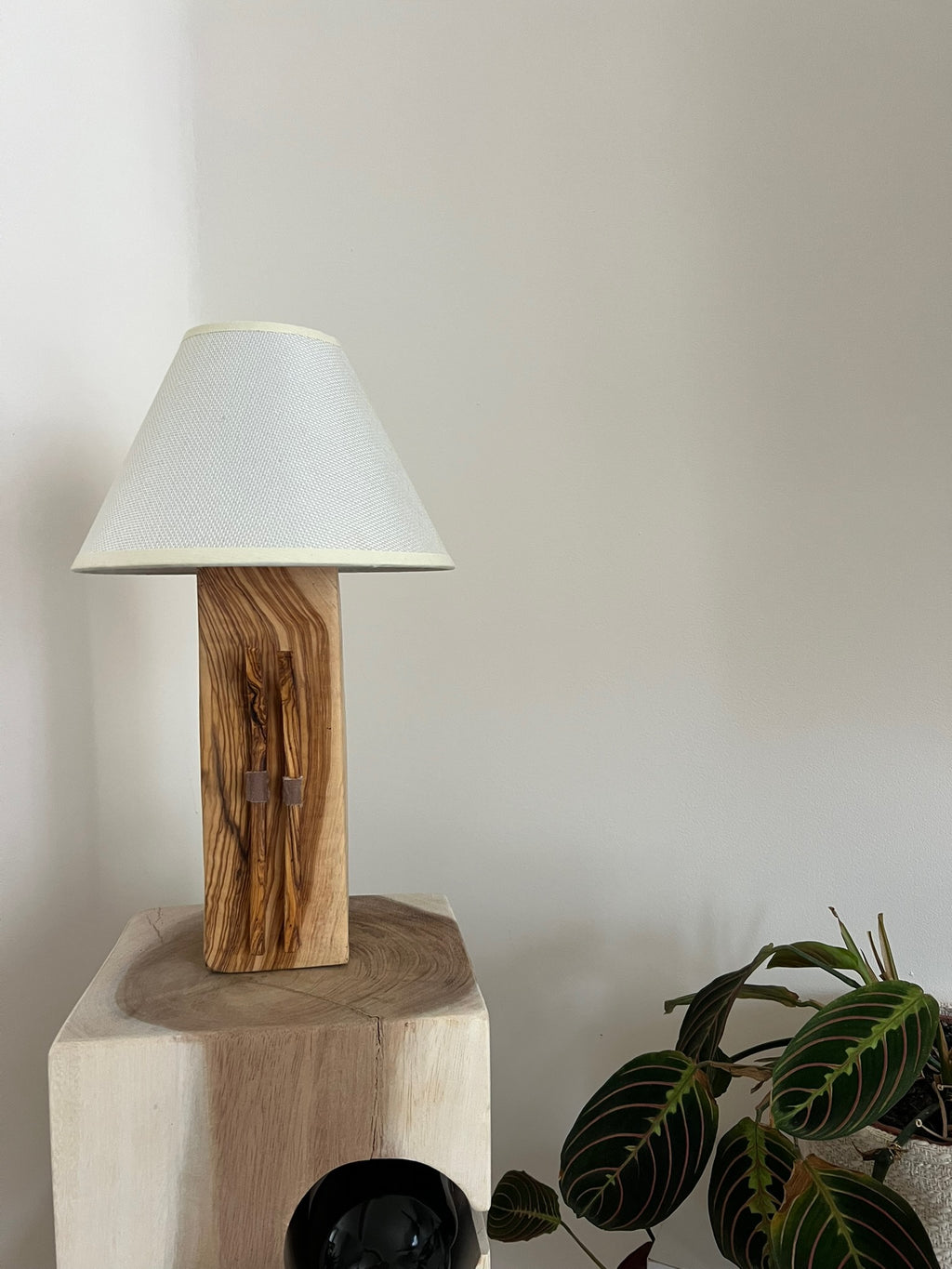 Lámpara de Madera de Olivo con Esquís Decorativos