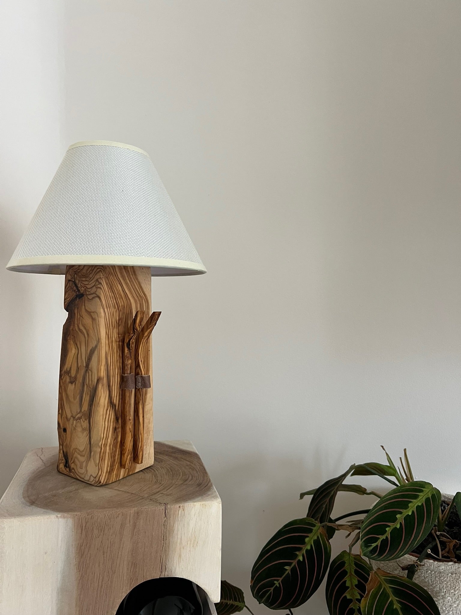 Lámpara de Madera de Olivo con Esquís Decorativos
