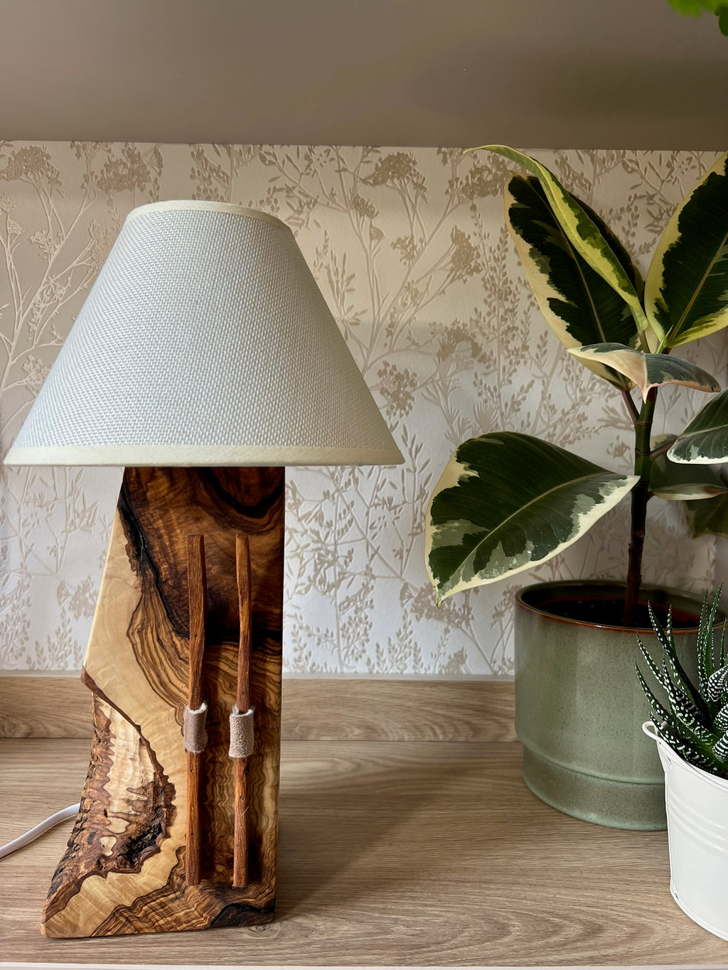 Lámpara de Madera de Olivo con Esquís Decorativos