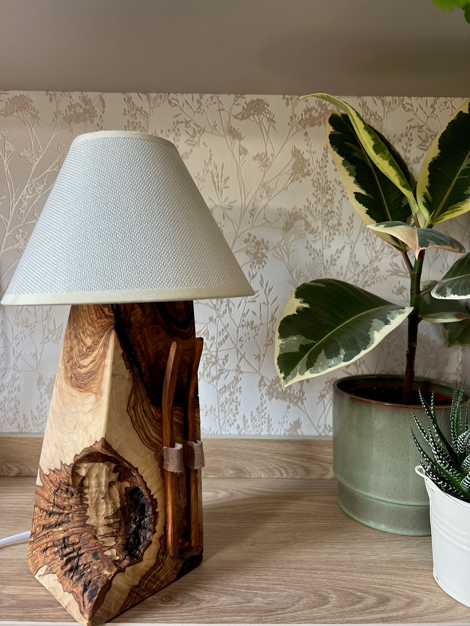 Lámpara de Madera de Olivo con Esquís Decorativos