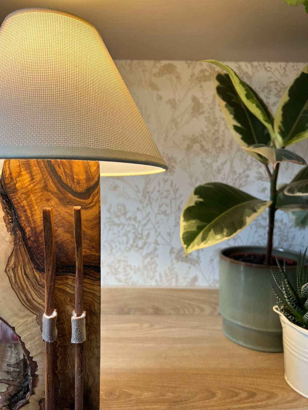 Lámpara de Madera de Olivo con Esquís Decorativos