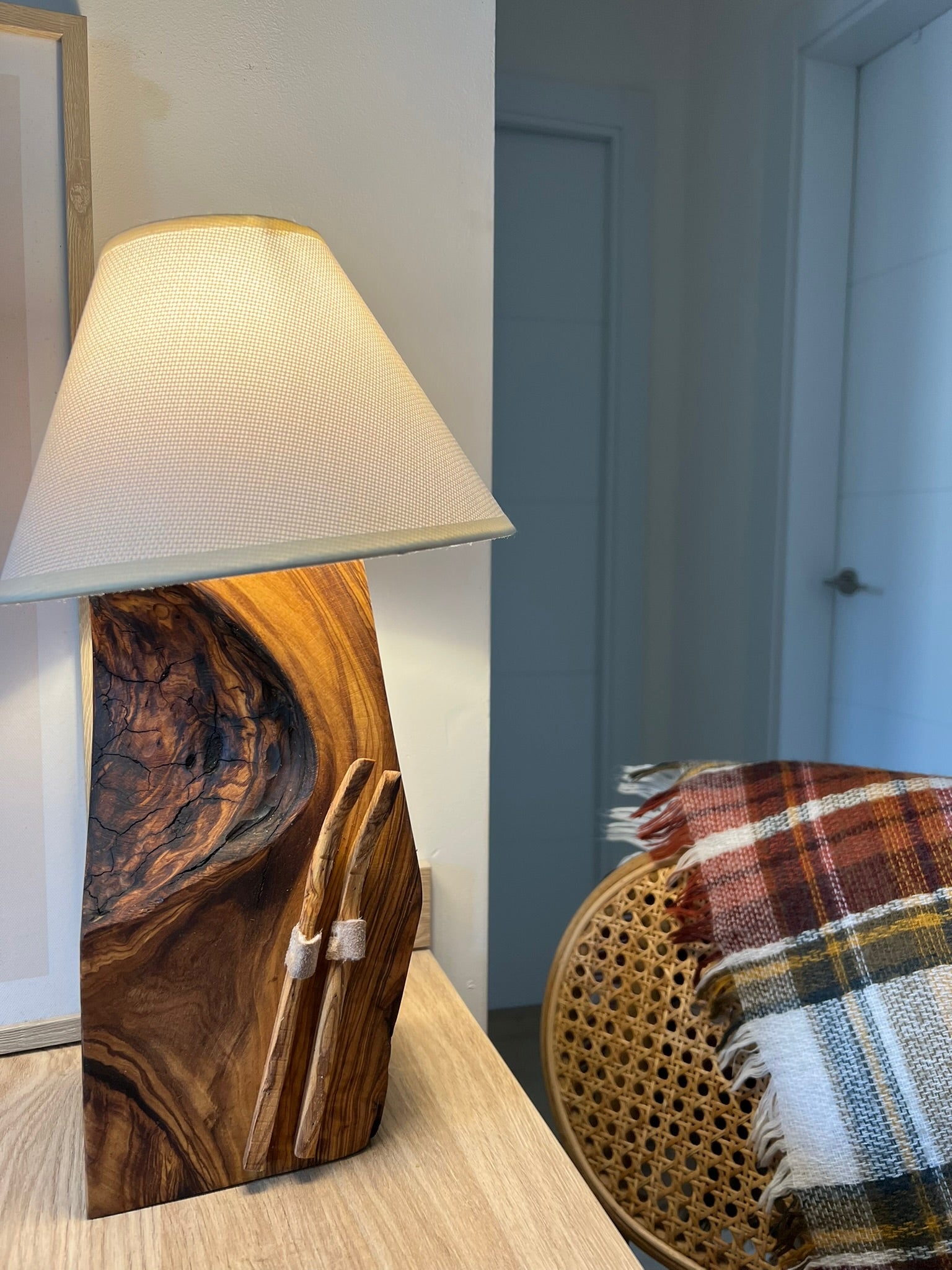 Lámpara de Madera de Olivo con Esquís Decorativos