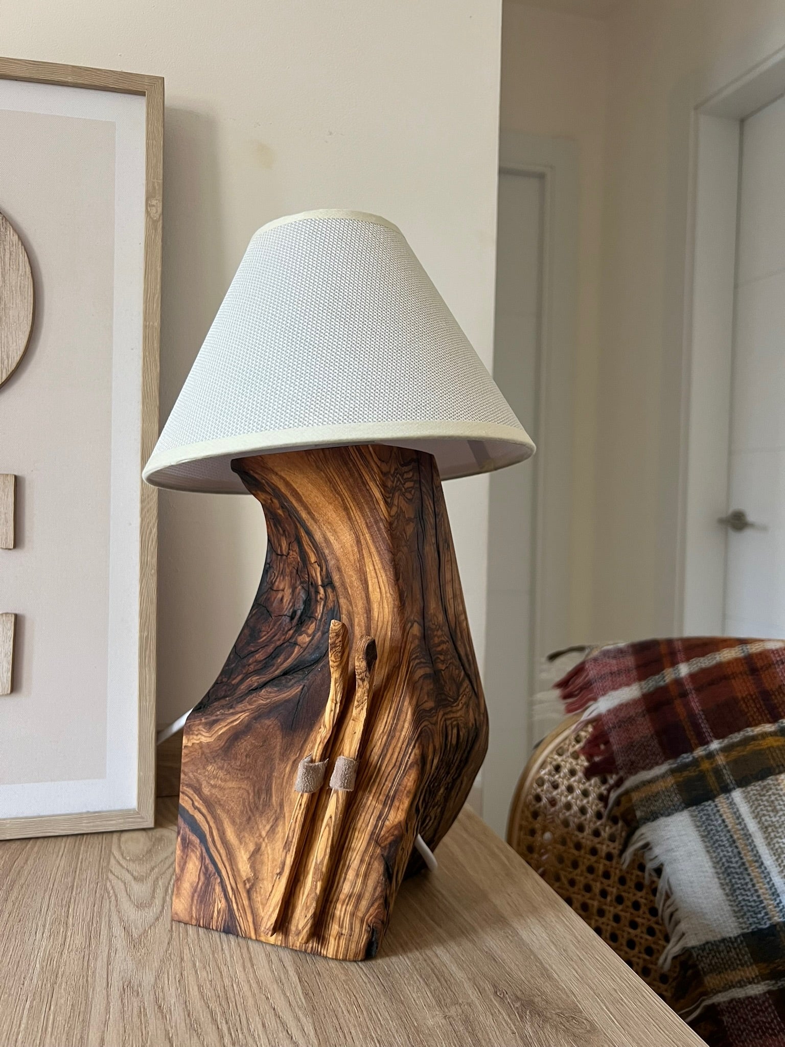Lámpara de Madera de Olivo con Esquís Decorativos