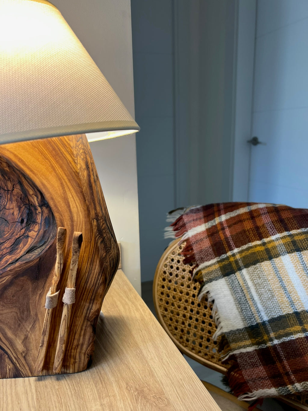 Lámpara de Madera de Olivo con Esquís Decorativos