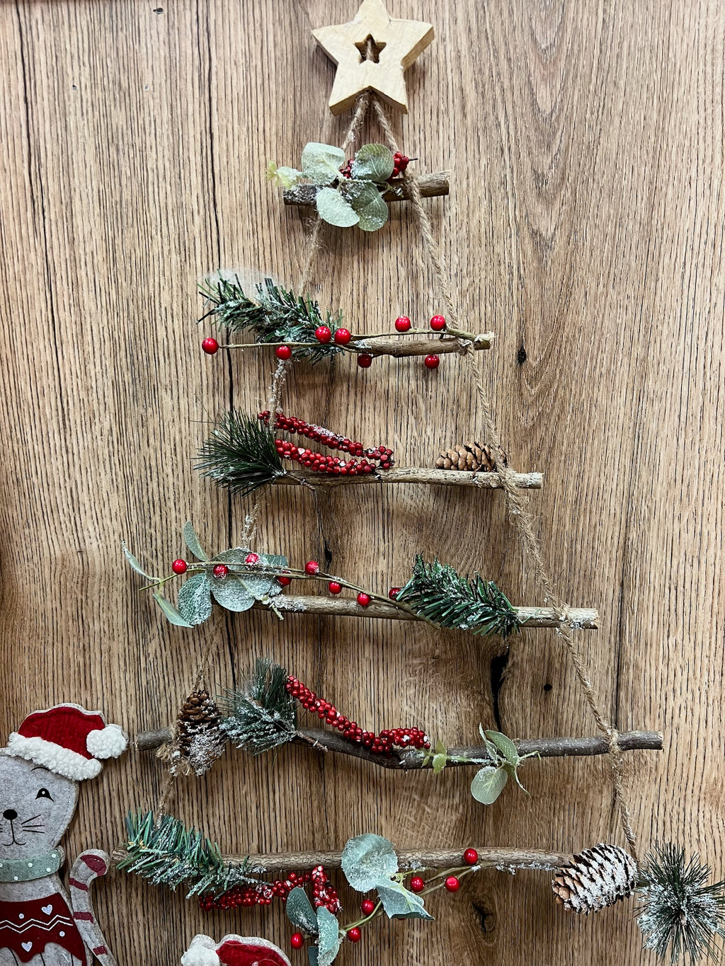 Escalera Decorativa con Bayas Rojas
