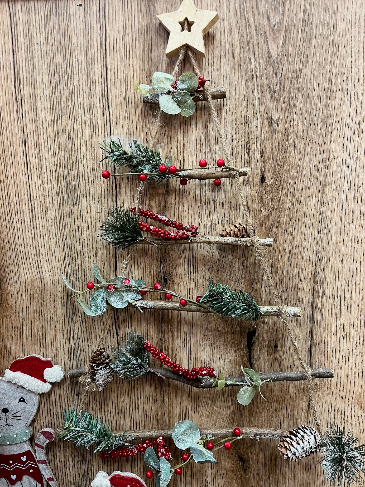 Escalera Decorativa con Bayas Rojas