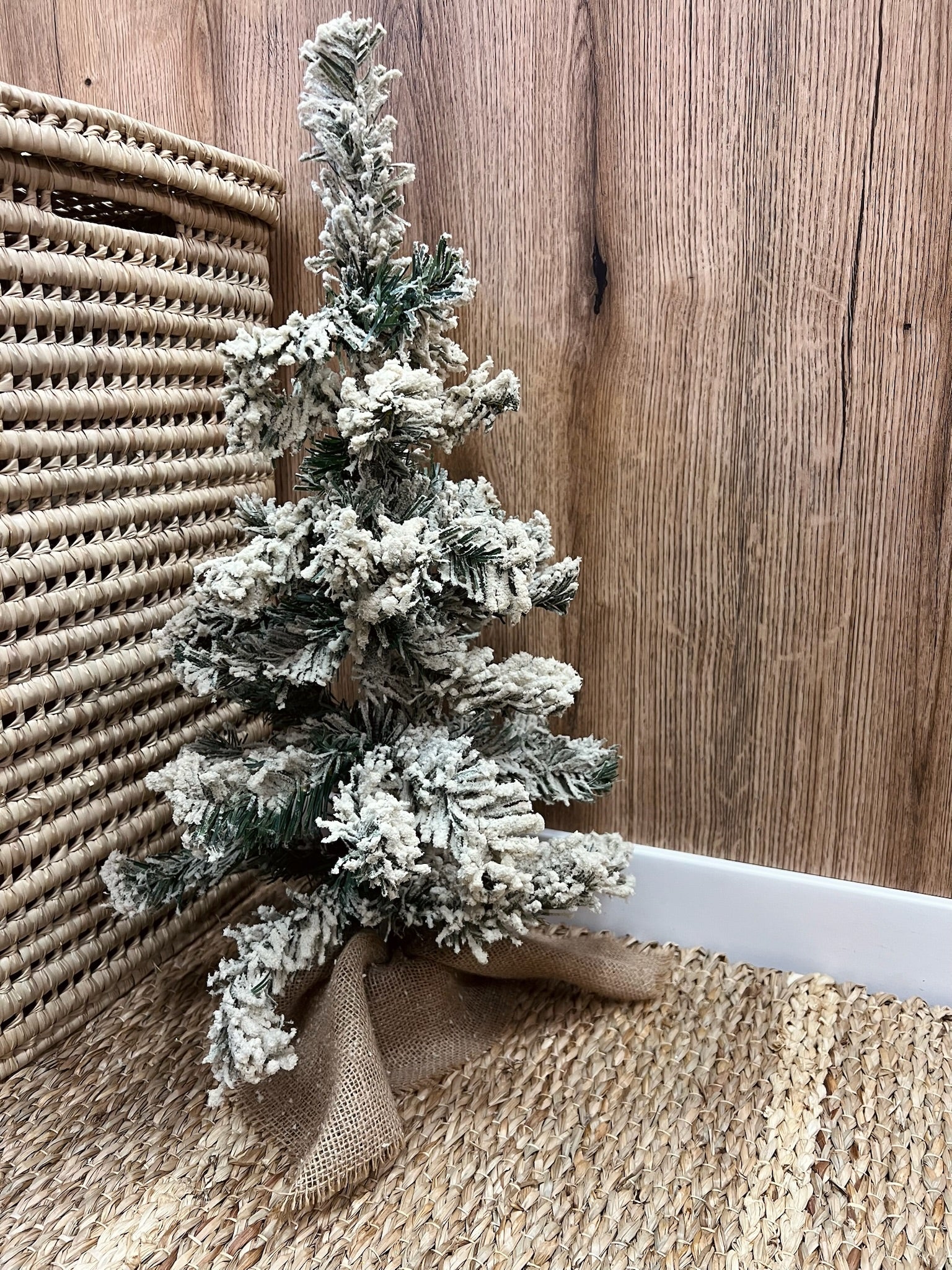 Árbol nevado con base de yute