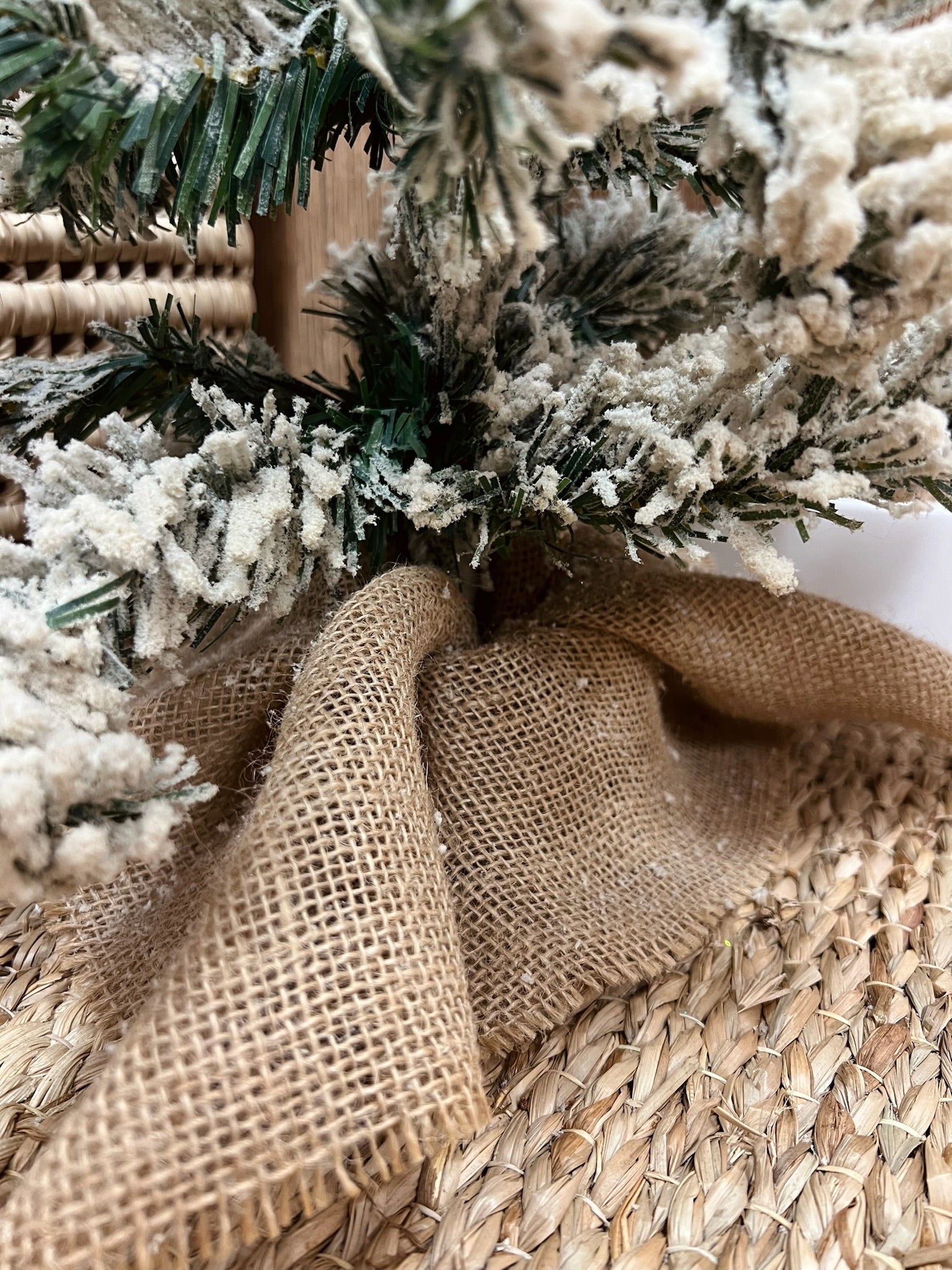 Árbol nevado con base de yute