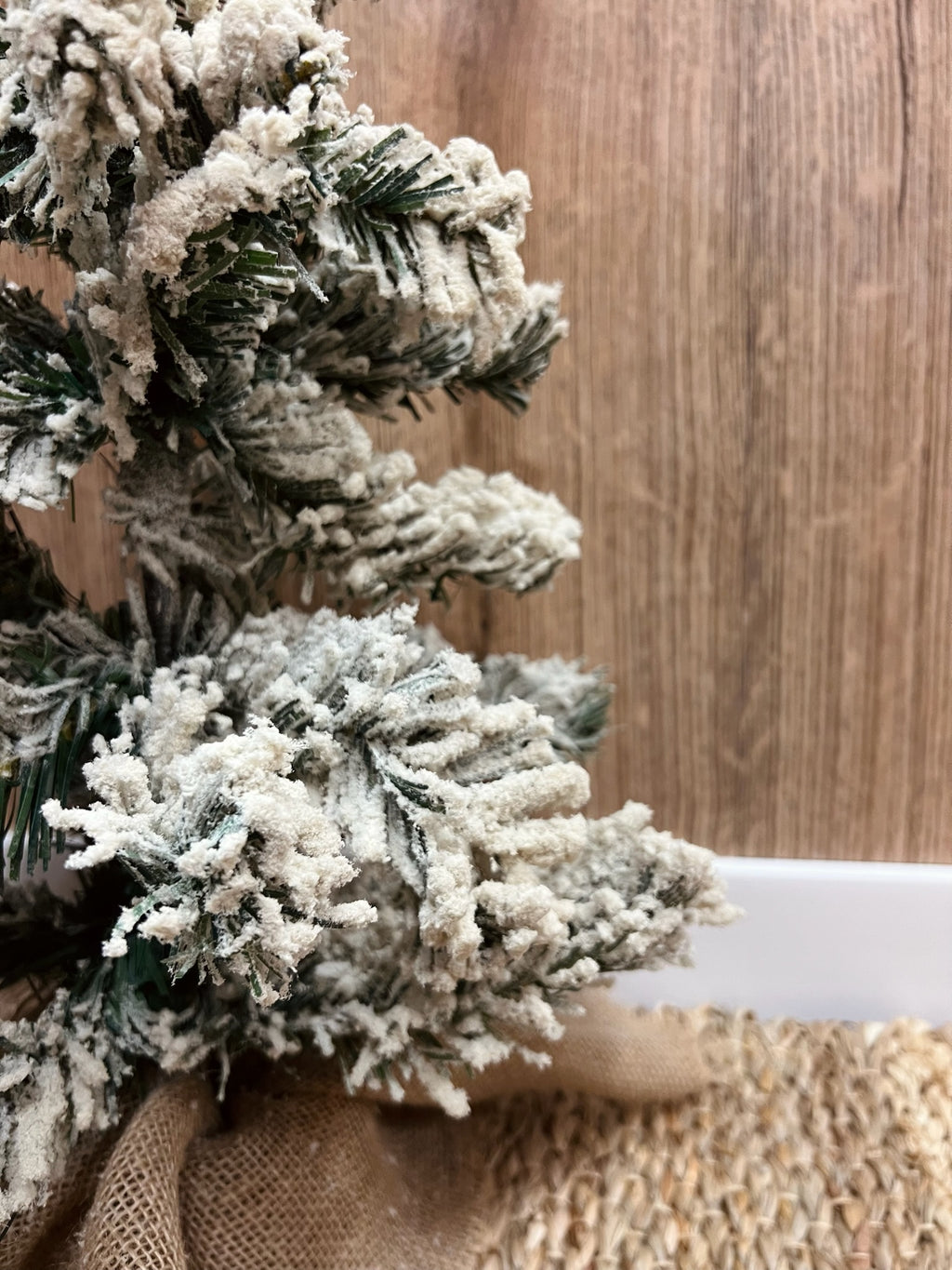 Árbol nevado con base de yute