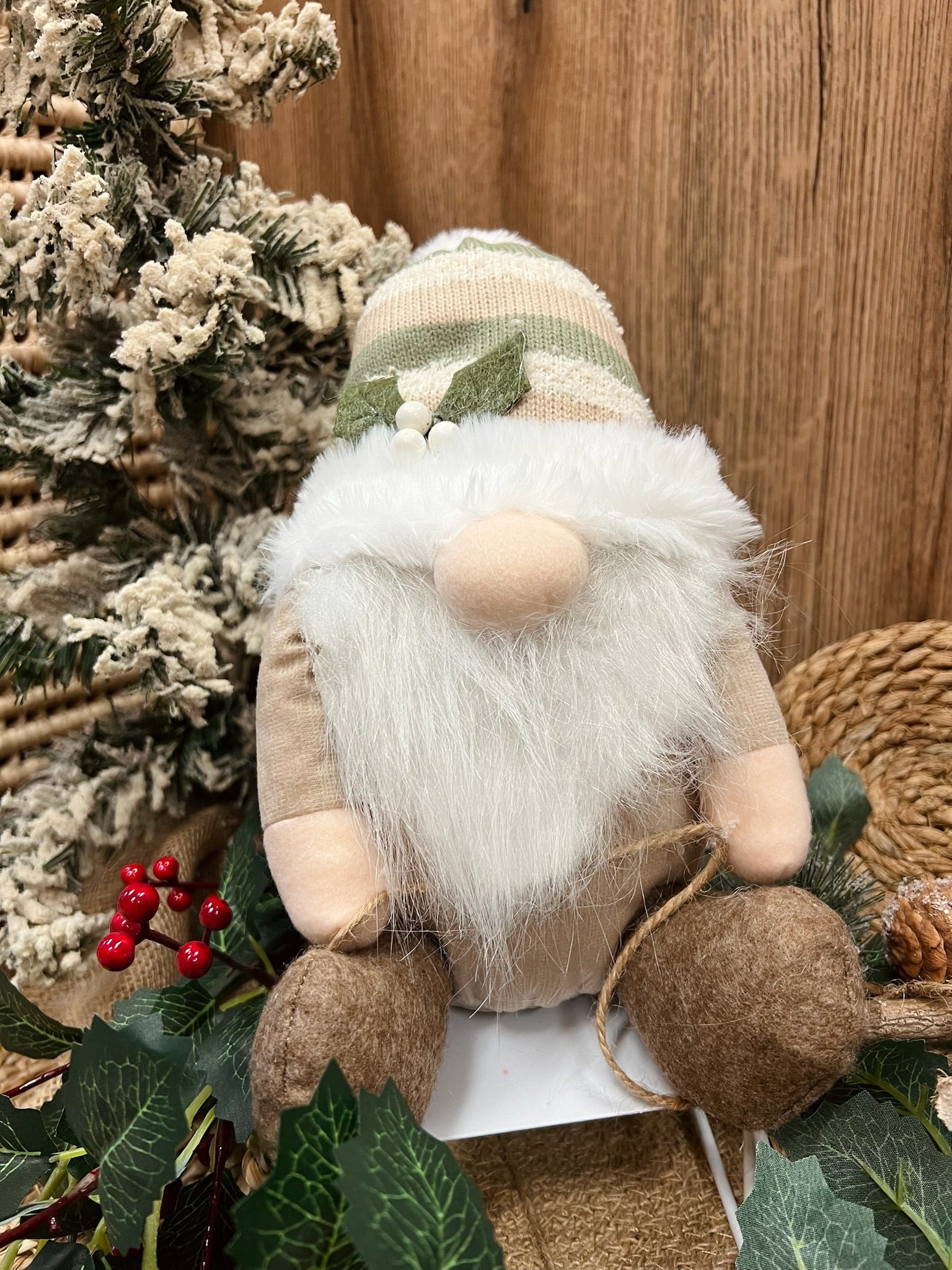 Figura de gnomo en trineo beige