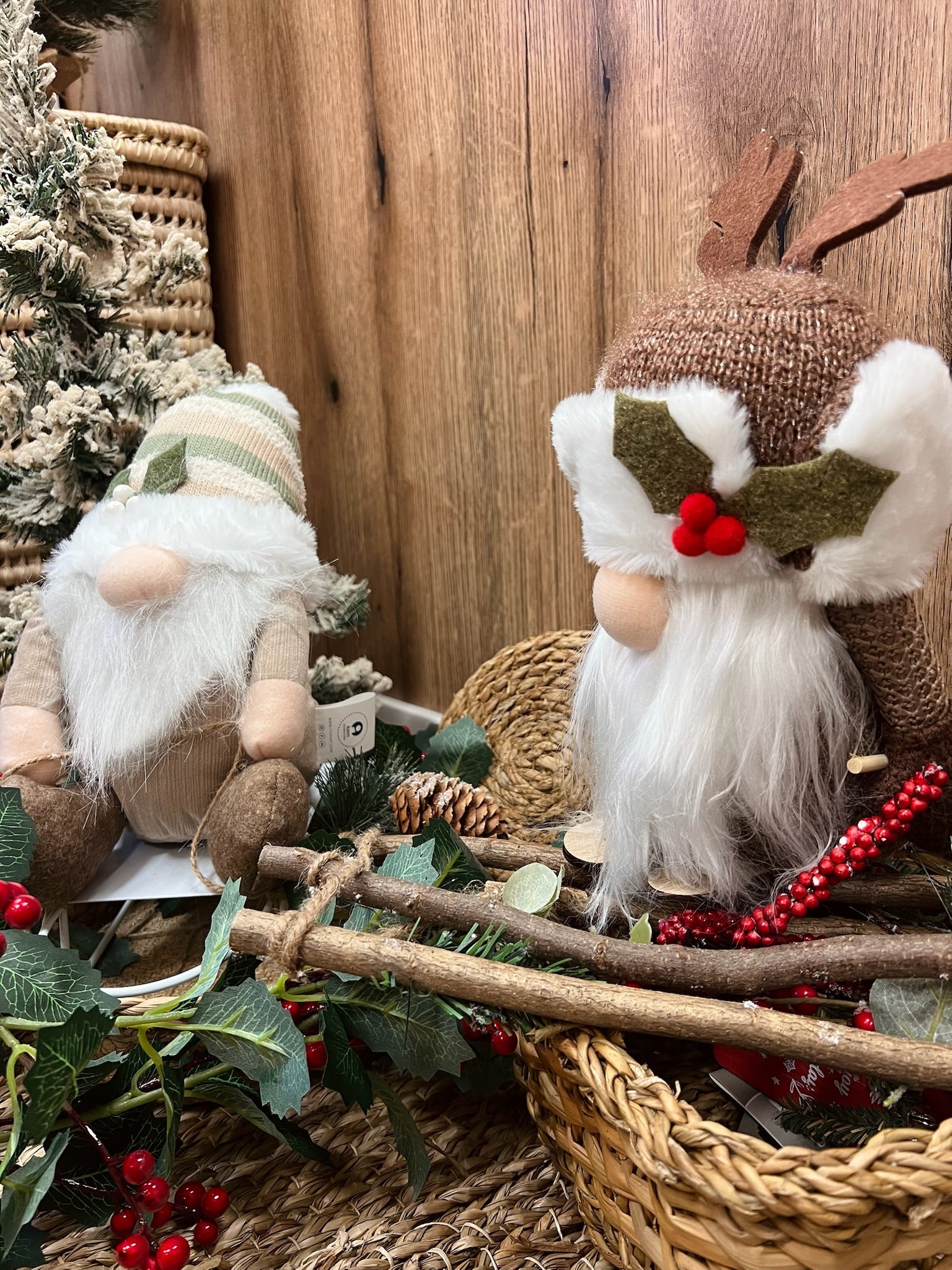 Figura de gnomo en trineo beige