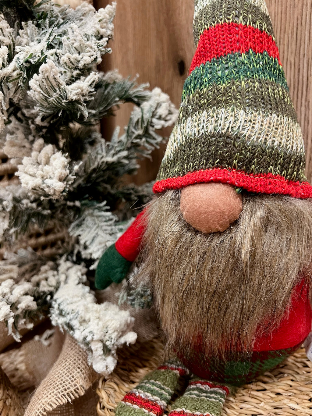 Figura de gnomo multicolor