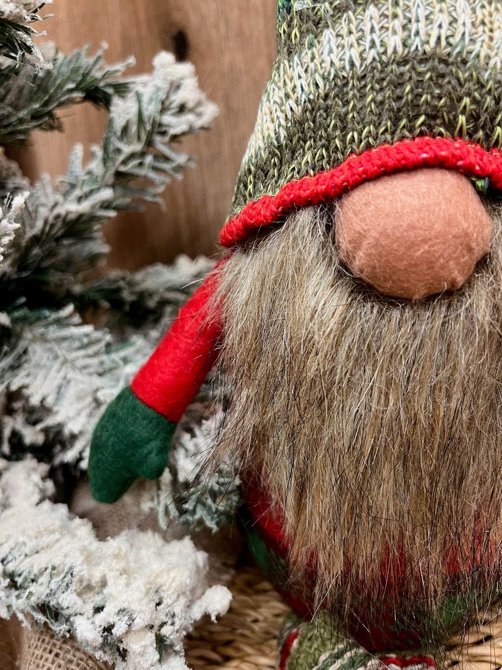 Figura de gnomo multicolor