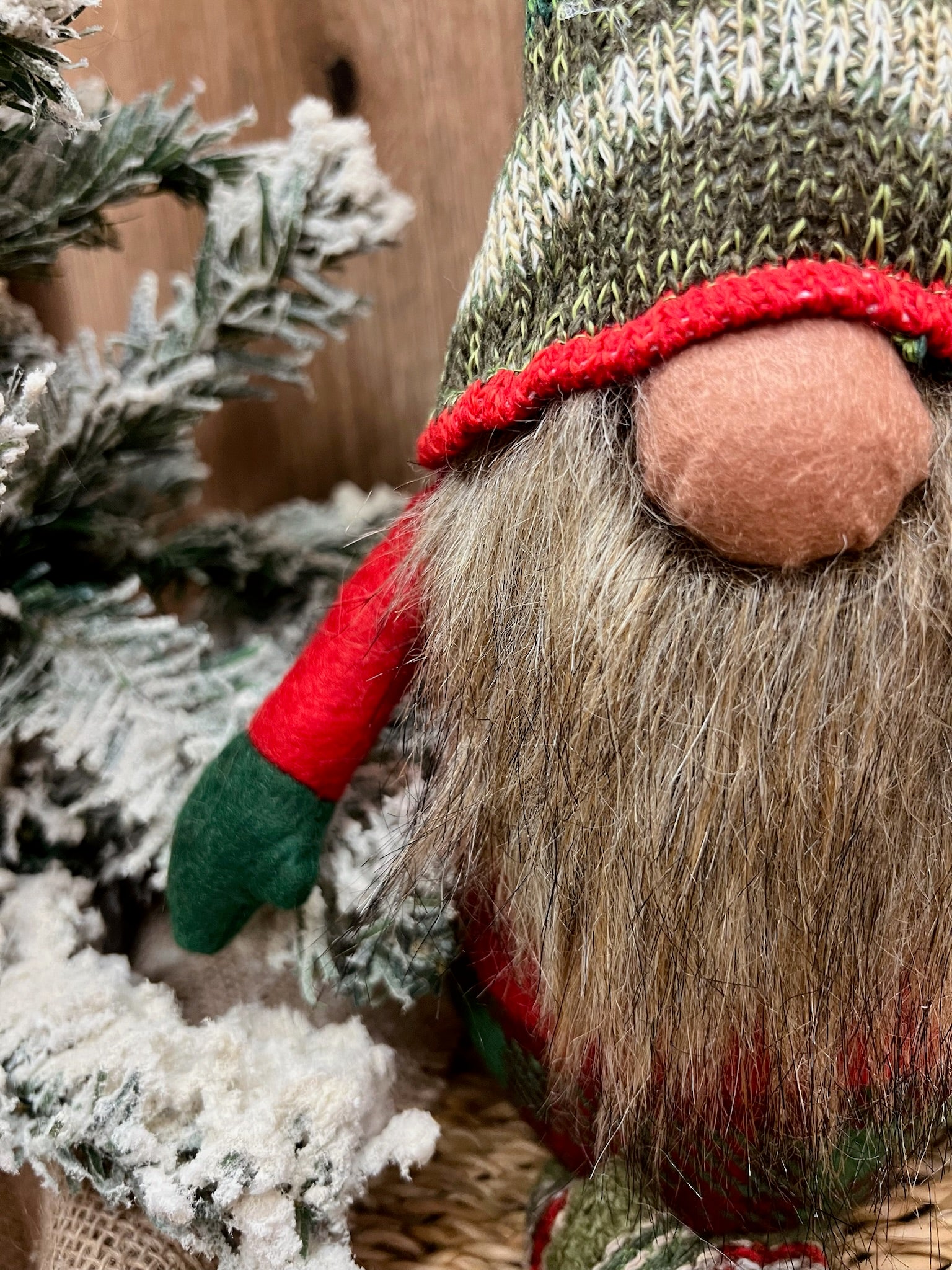 Figura de gnomo multicolor