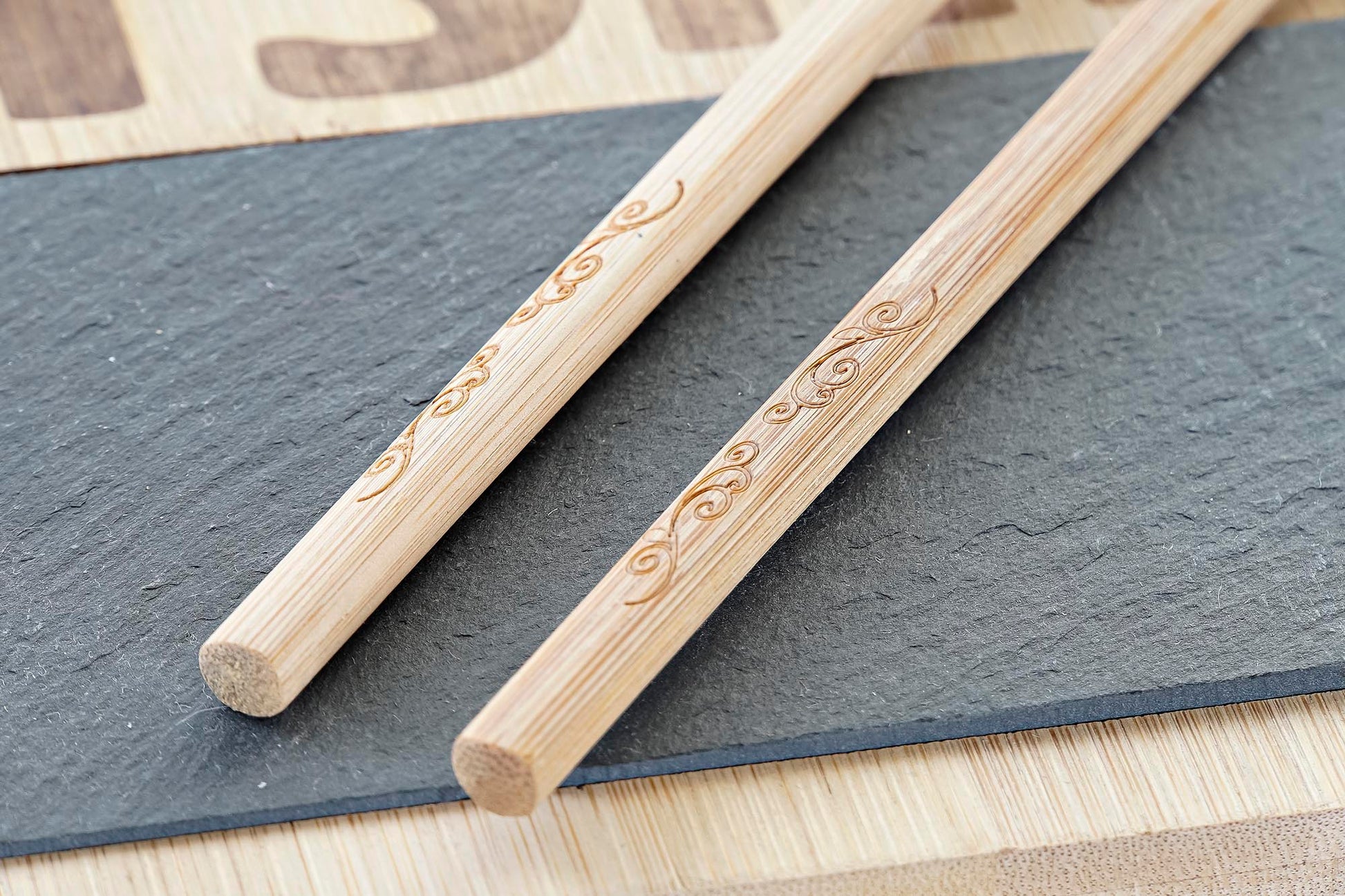 Set de Sushi 7 Piezas – Bambú & Pizarra 🍣🎋