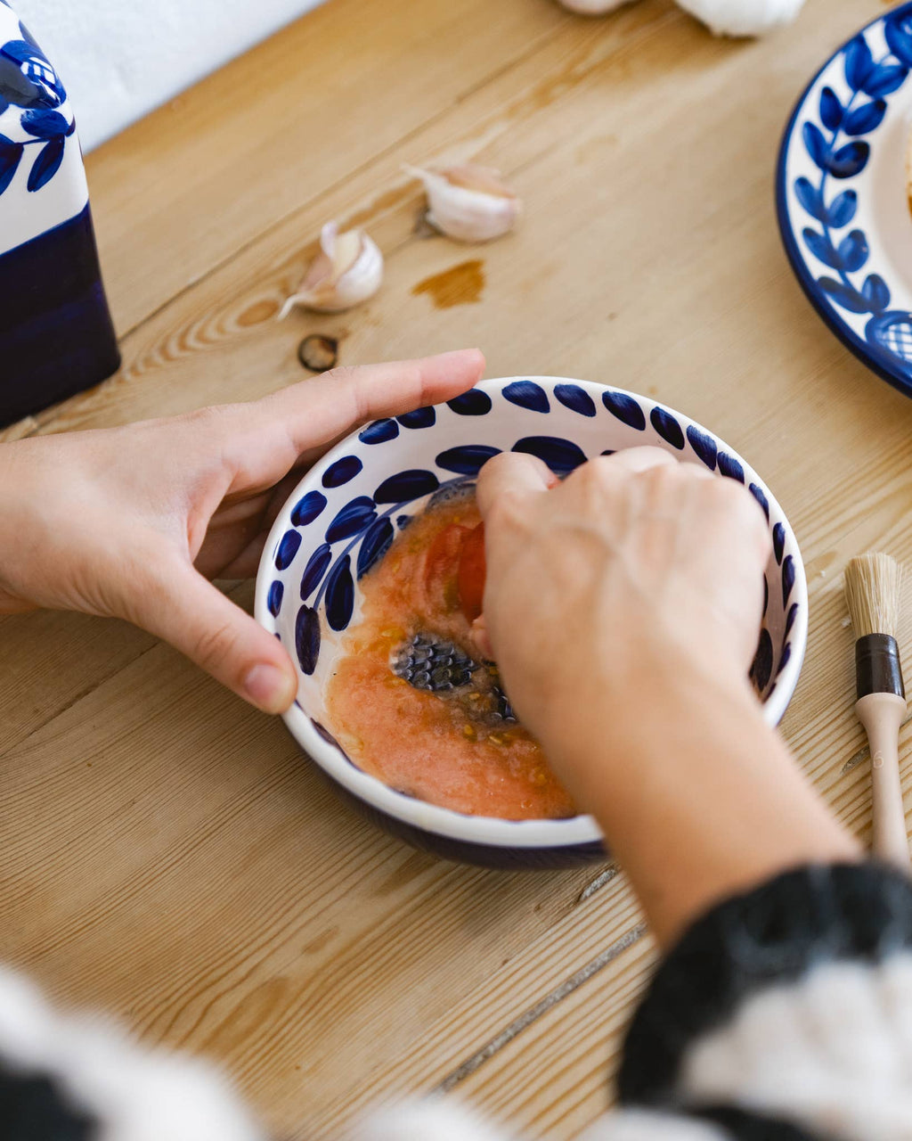 Plato Rallador de Cerámica Artesanal Nerja Pomodoro – 15 cm 🍅🌿