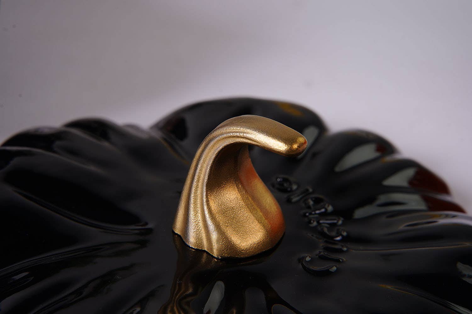 Cazuela Cocotte Calabaza – Hierro Fundido Esmaltado Negro & Dorado 🖤✨
