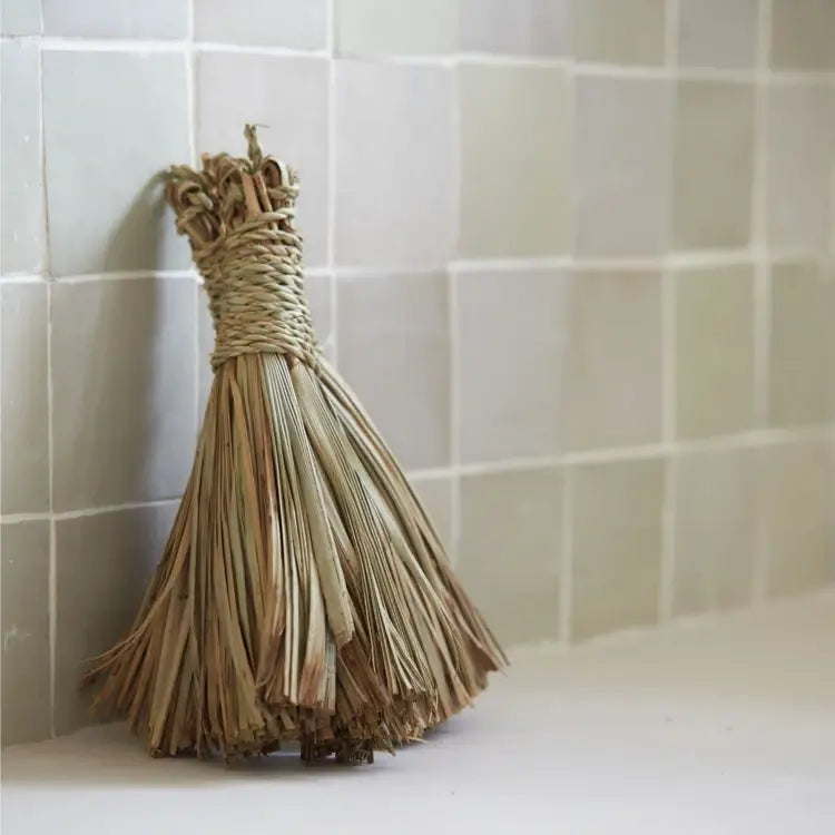 Escoba decorativa de palma – 25 cm 🌾✨