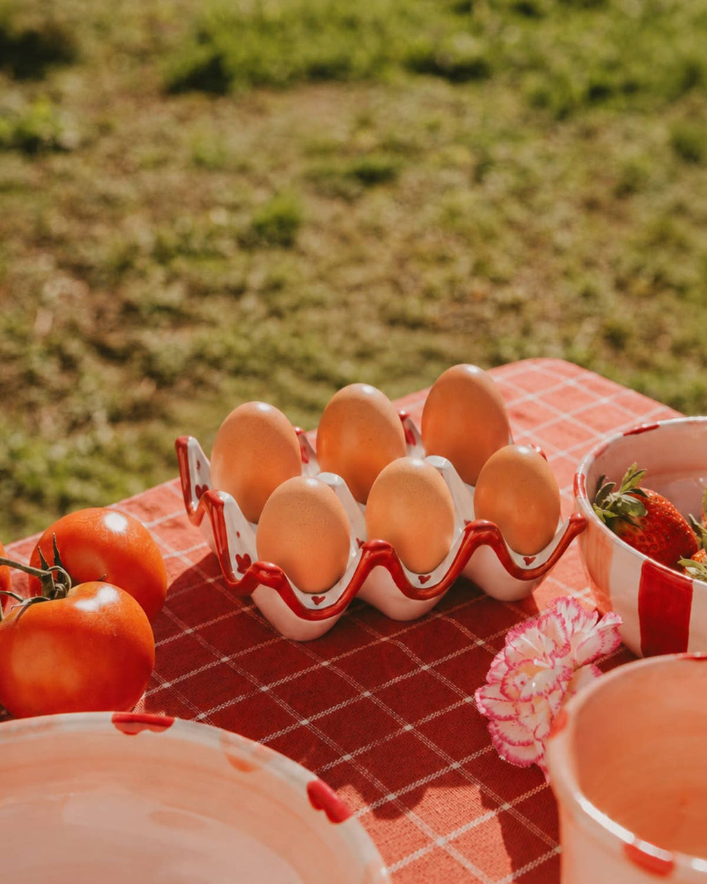 Huevera de Cerámica Artesanal Sweetheart – Rosa y Rojo · 6 Huevos ❤️🥚